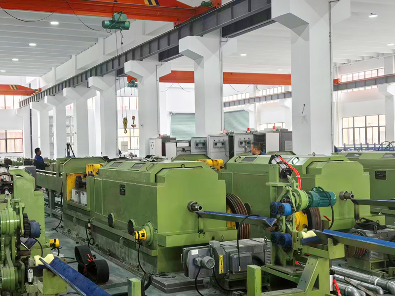 ماكينة تصنيع الأنابيب